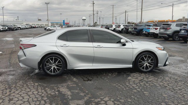 Used 2024 Toyota Camry SE image 9