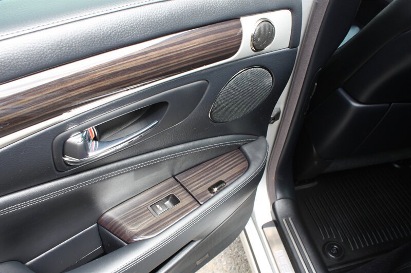 Used 2013 Lexus LS 460 w/ Comfort Pkg image 20