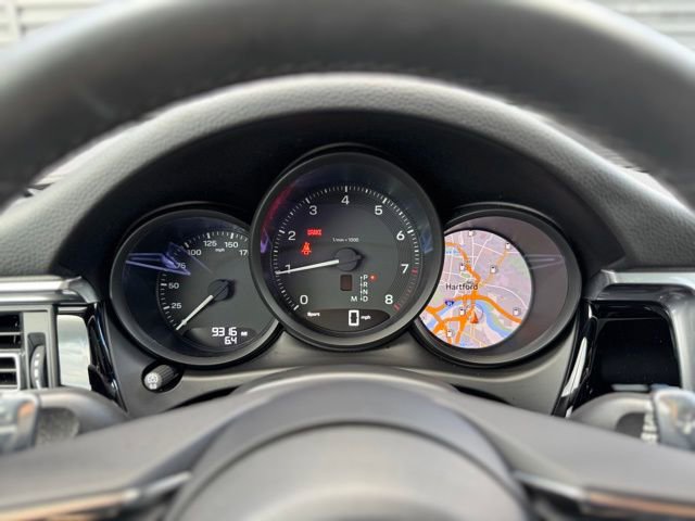 Certified 2025 Porsche Macan image 24