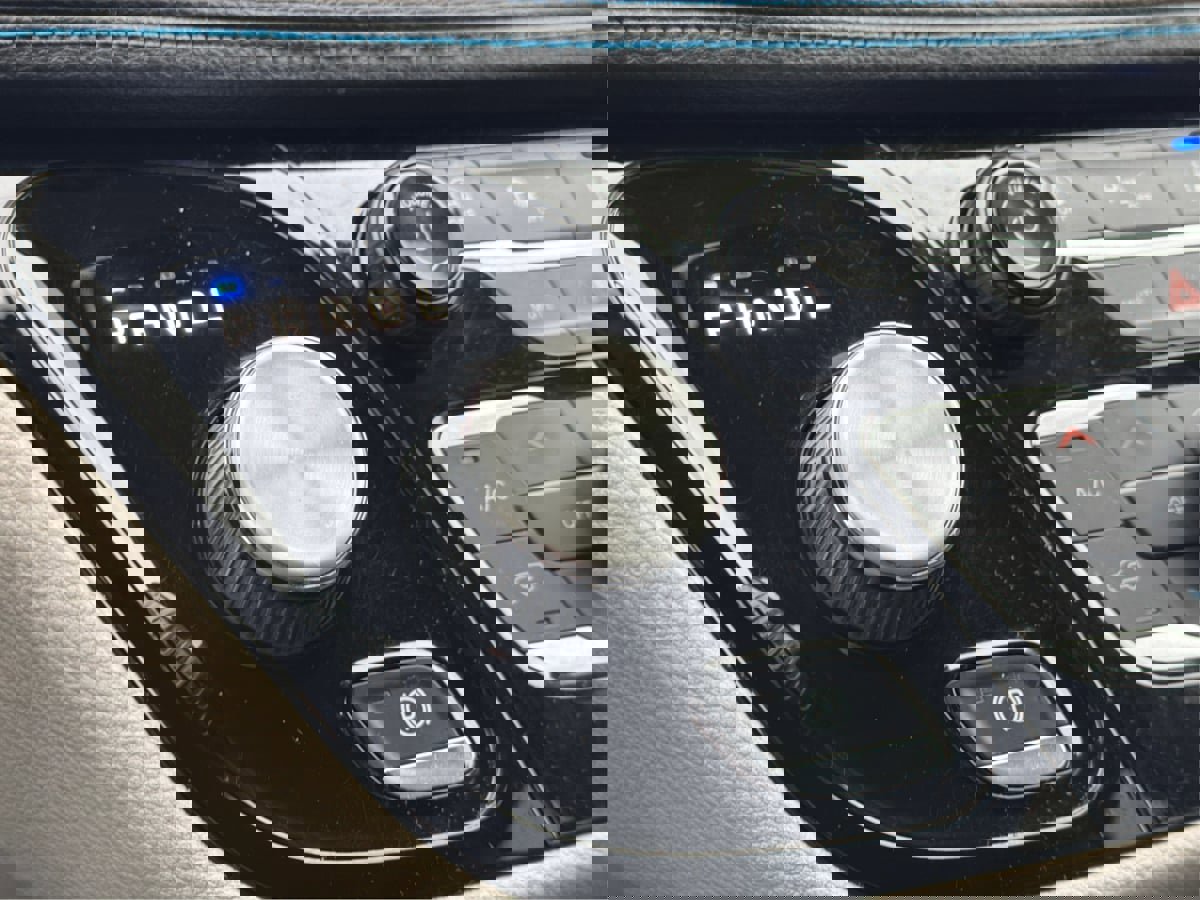 Used 2021 Chrysler Pacifica Touring-L image 41