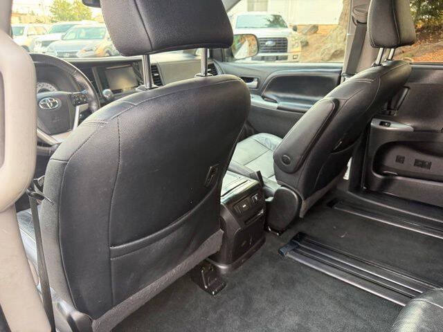 Used 2017 Toyota Sienna SE Premium FWD image 18