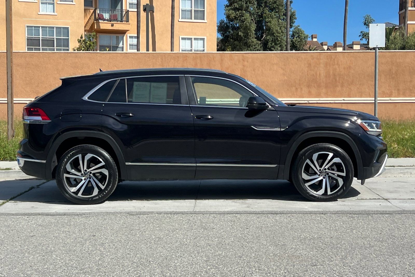 Used 2023 Volkswagen Atlas Cross Sport SEL image 3