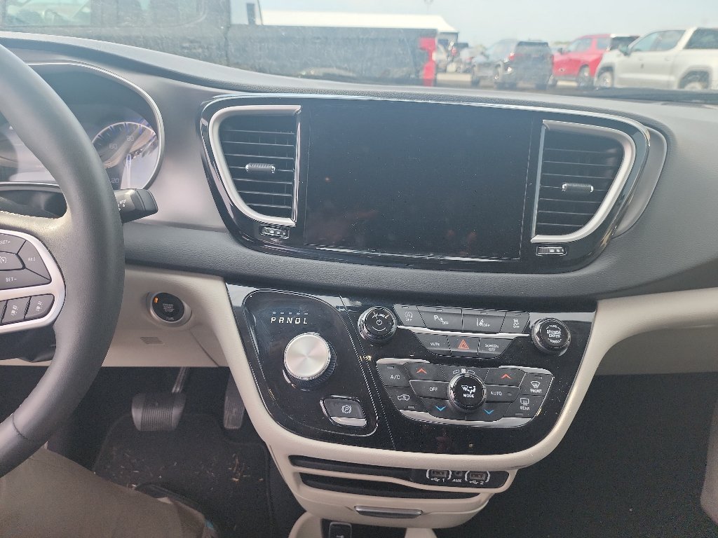 Used 2023 Chrysler Pacifica Touring-L FWD image 10