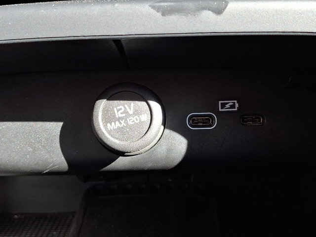 Used 2025 Volvo XC40 B5 Plus image 23