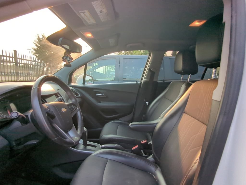 Used 2017 Chevrolet Trax LT w/ LT Convenience Package FWD image 6