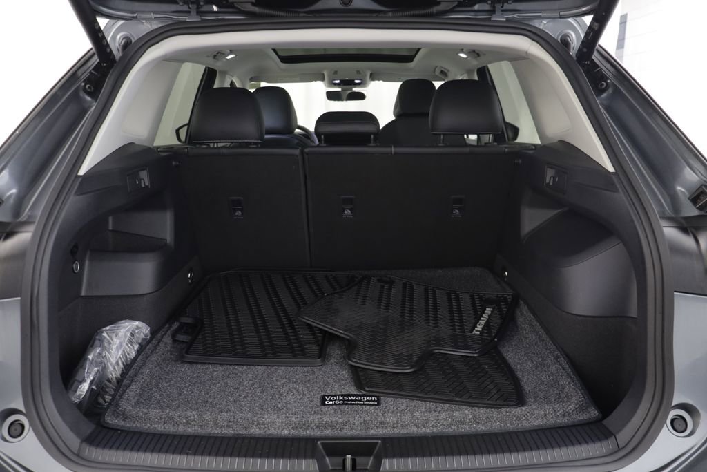 Used 2025 Volkswagen Tiguan SE w/ Panoramic Sunroof Package AWD/4WD image 18