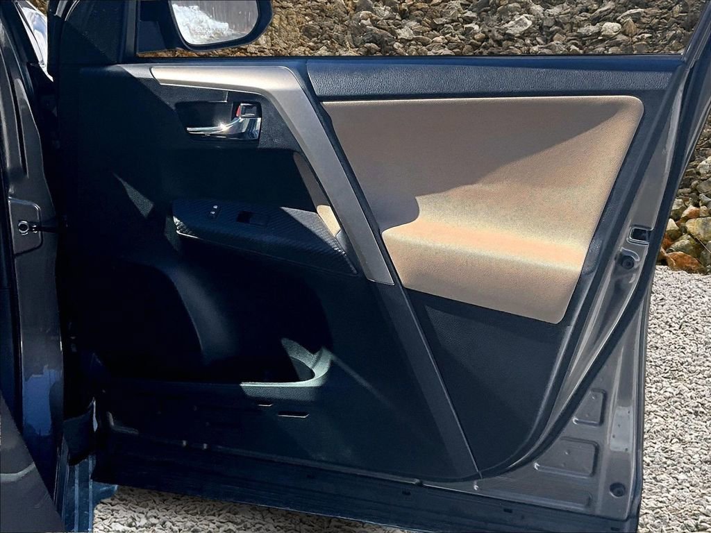 Used 2015 Toyota RAV4 XLE image 21