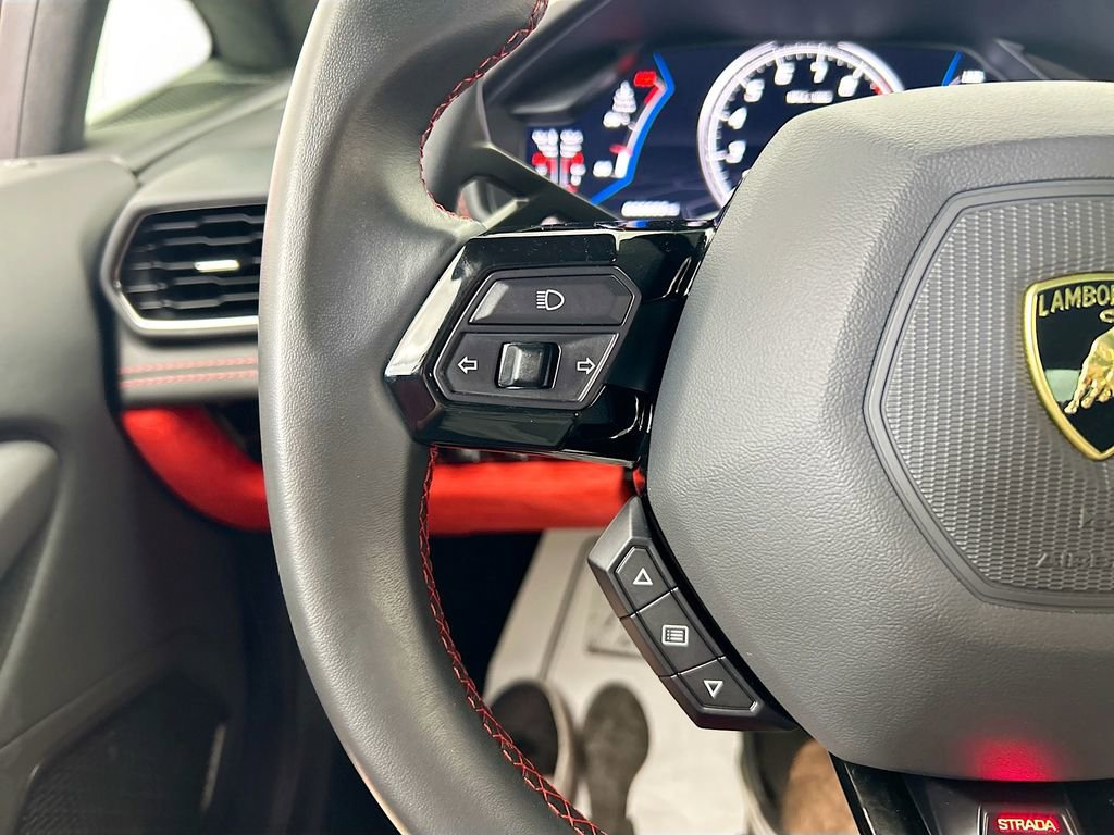 Used 2021 Lamborghini Huracan EVO image 12