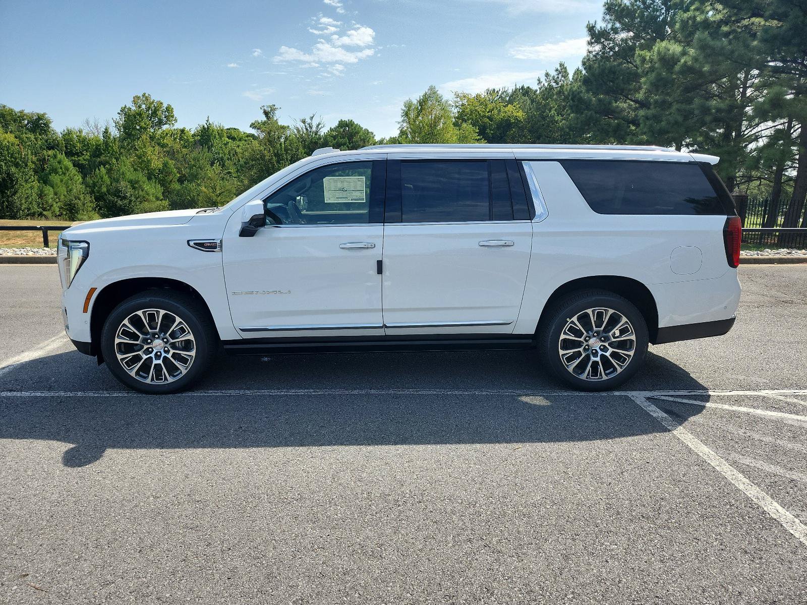 New 2026 GMC Yukon XL Denali w/ Denali Reserve Package AWD/4WD image 2