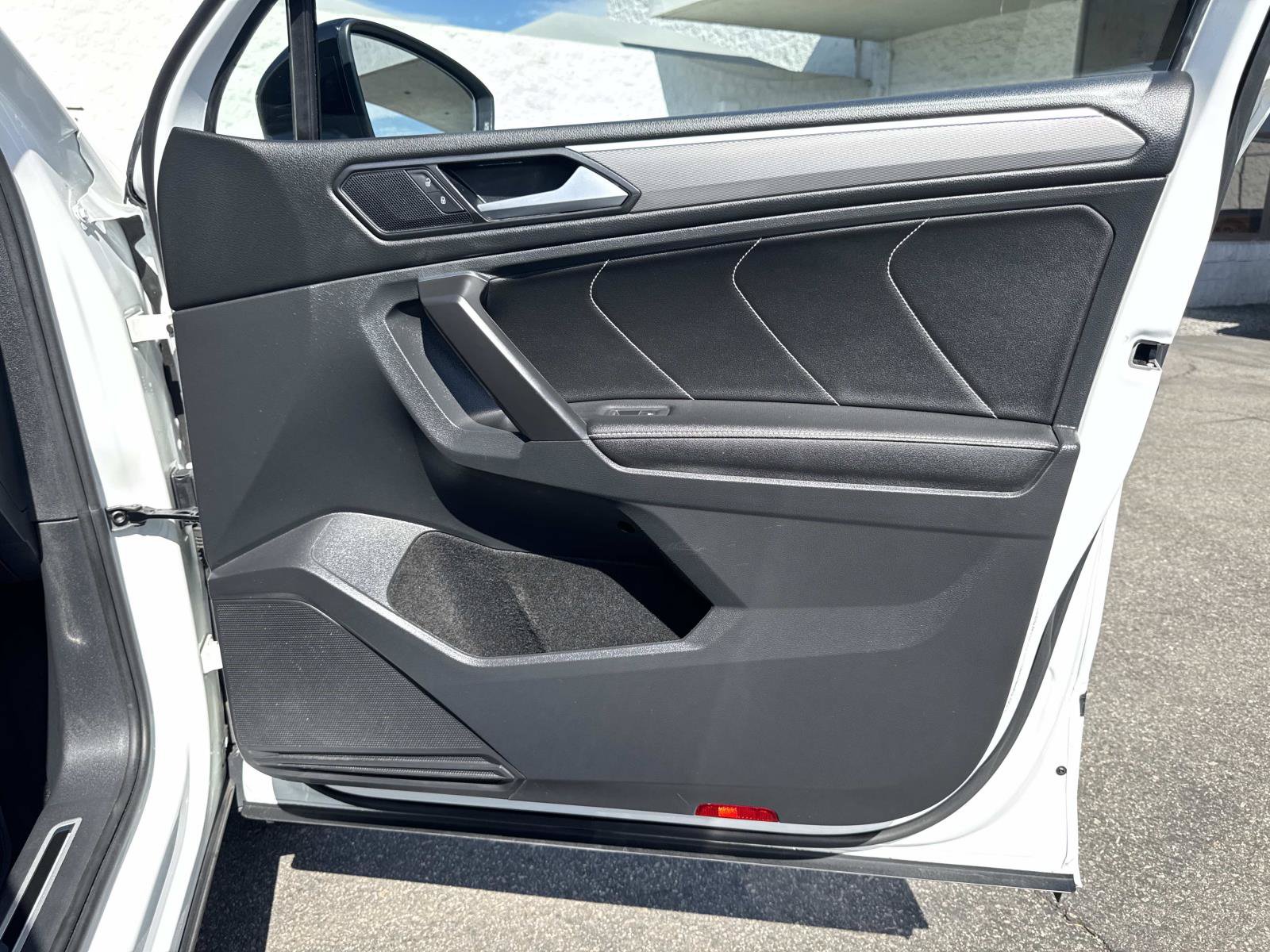 Certified 2023 Volkswagen Tiguan SE R-Line FWD image 31
