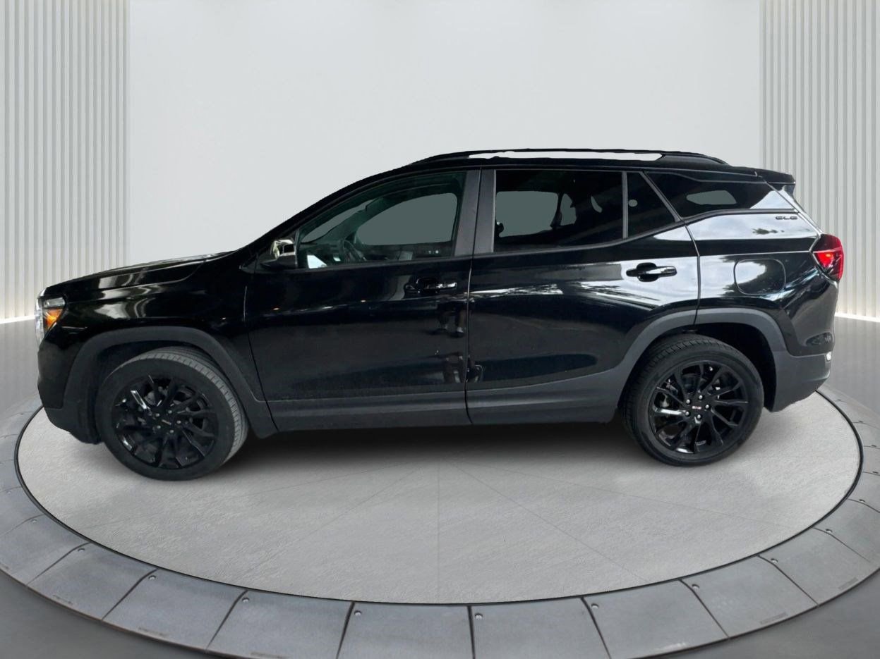 Used 2023 GMC Terrain SLE w/ Elevation Edition image 9
