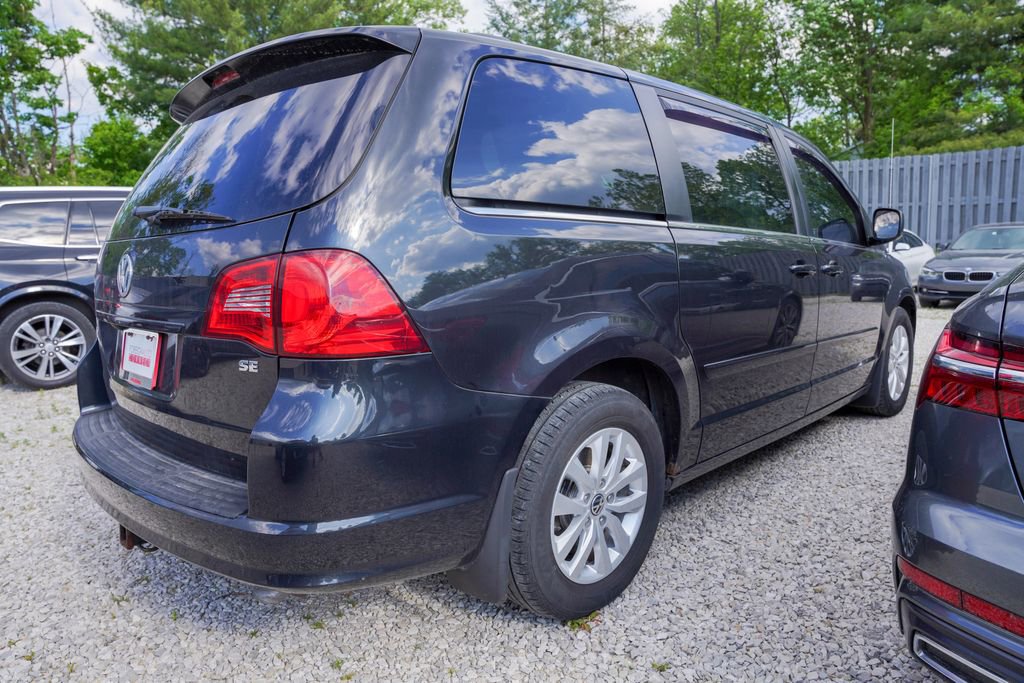 Used 2013 Volkswagen Routan SE FWD image 3