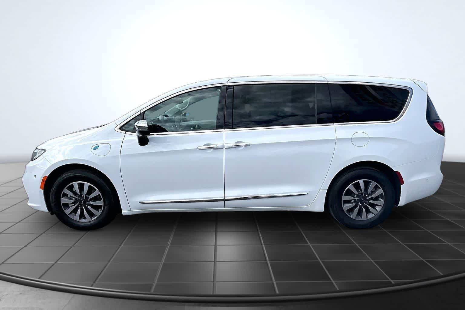 Used 2023 Chrysler Pacifica Limited FWD image 3