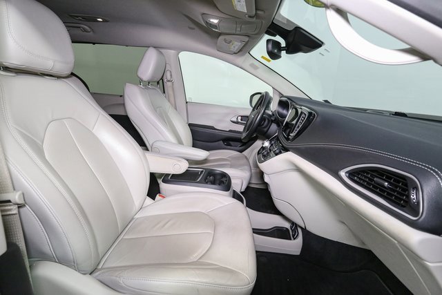 Used 2021 Chrysler Pacifica Touring-L image 17