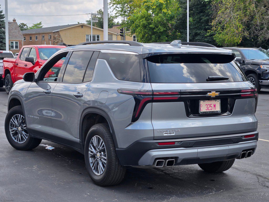 Used 2025 Chevrolet Traverse LT image 14