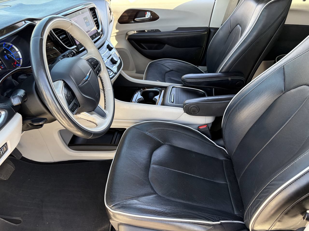 Used 2021 Chrysler Pacifica Limited w/ Uconnect Theater Family Group FWD image 22