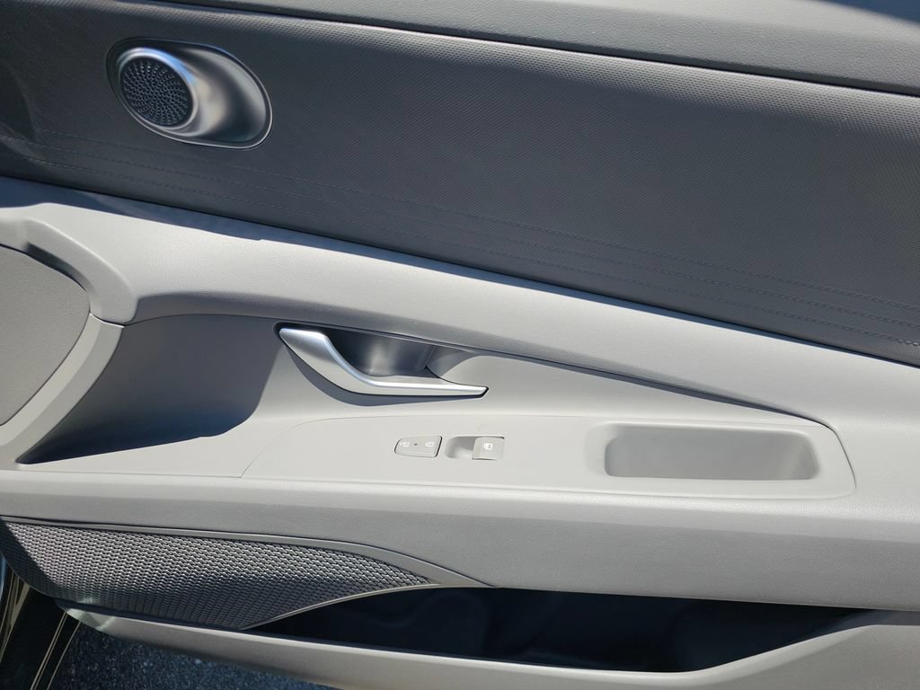 Certified 2025 Hyundai Elantra SE FWD image 12