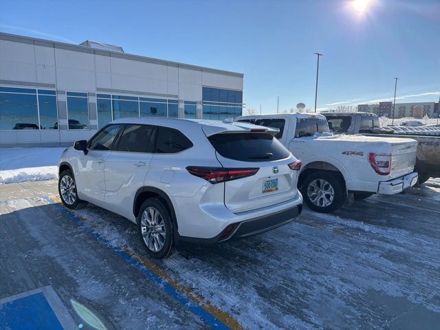 Used 2024 Toyota Highlander Limited image 3