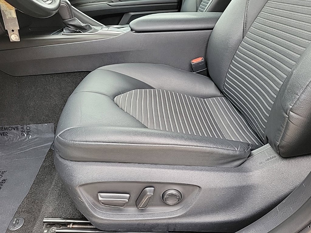 Used 2023 Toyota Camry SE FWD image 11