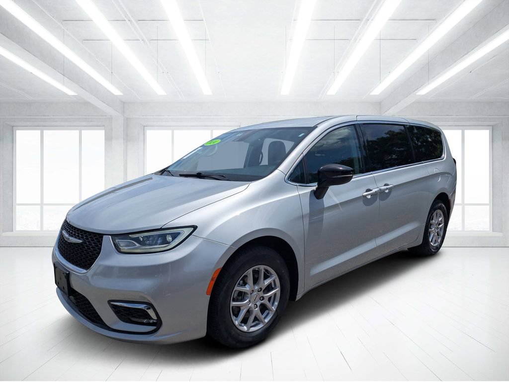 Used 2024 Chrysler Pacifica Touring-L FWD image 7