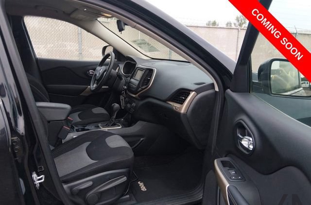 Used 2018 Jeep Cherokee Latitude w/ Safety Group AWD/4WD image 5