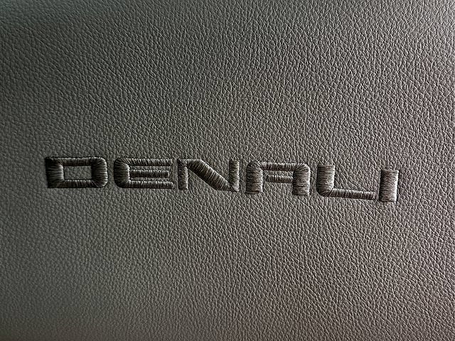 Used 2021 GMC Acadia Denali w/ Denali Technology Package FWD image 10