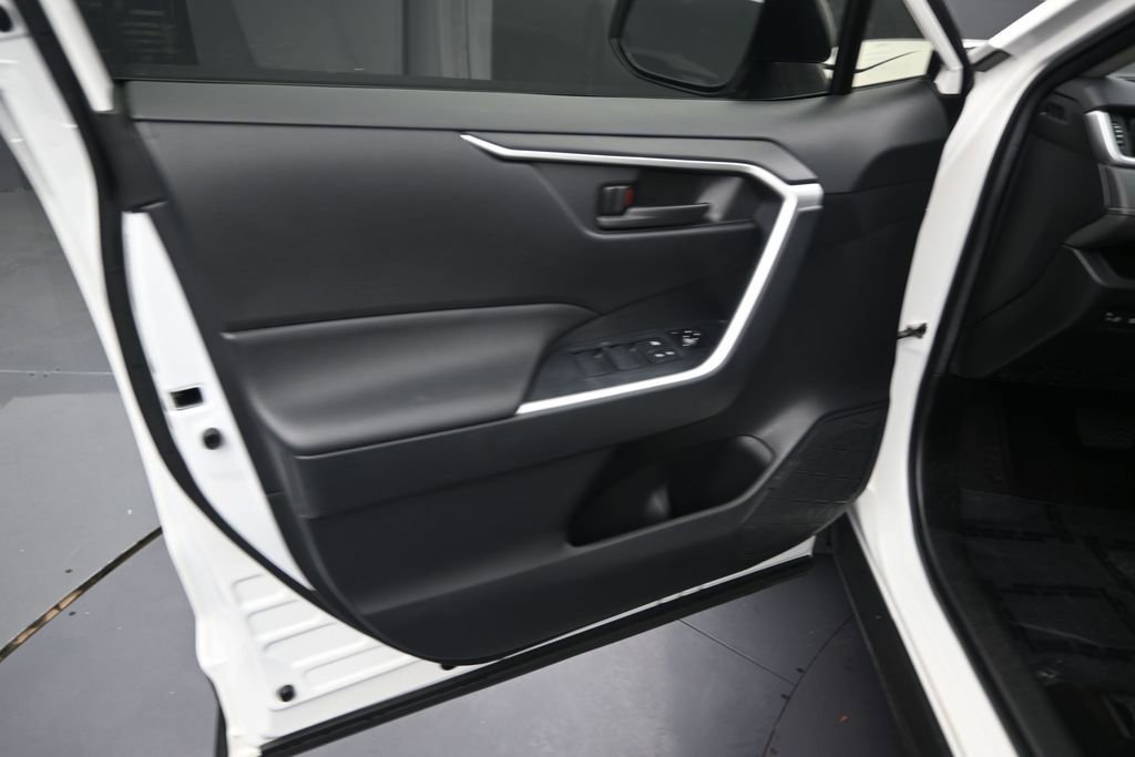 Used 2020 Chevrolet Silverado 1500 LT RWD image 12