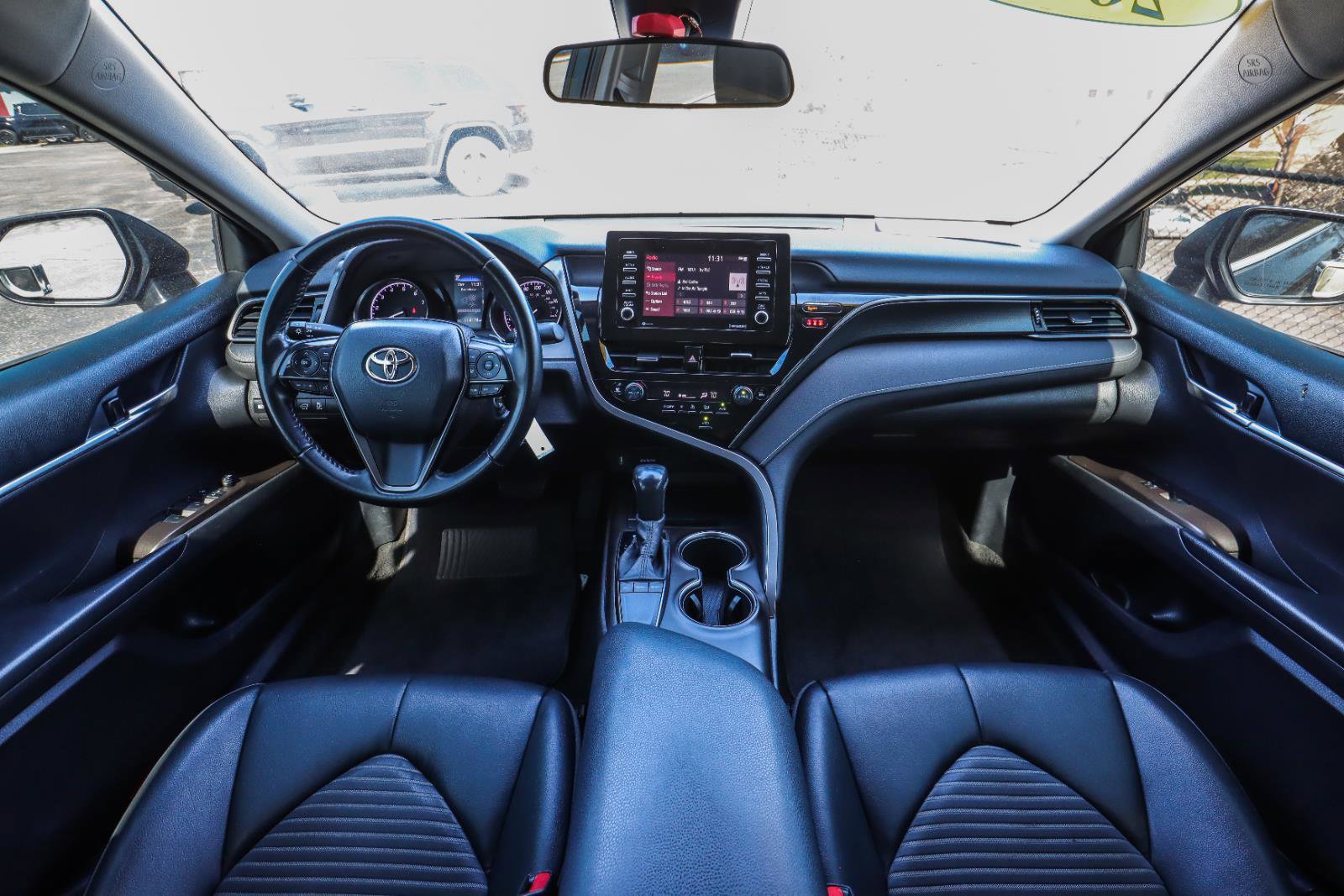 Used 2022 Toyota Camry SE FWD image 2