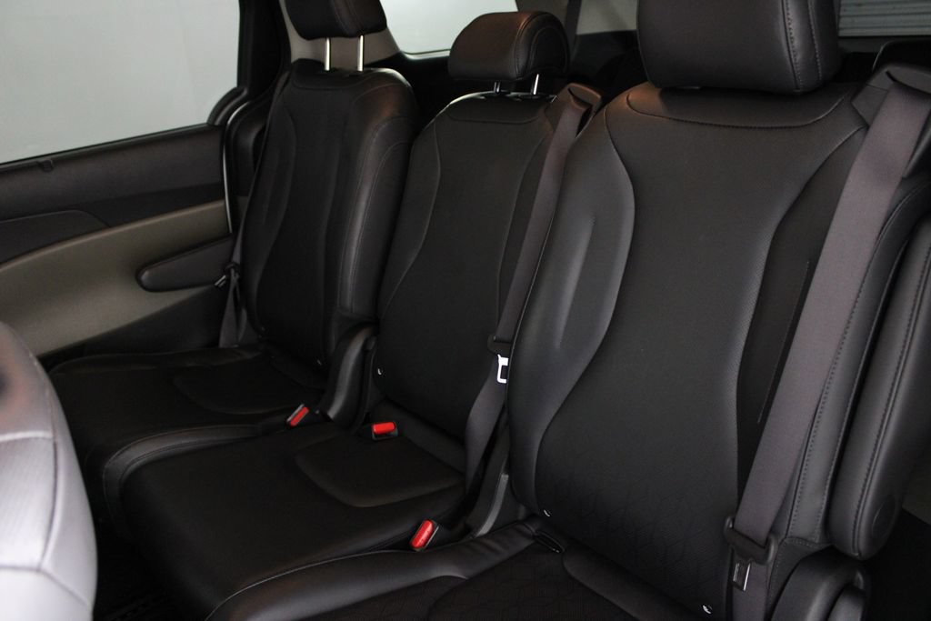 Used 2025 Kia Carnival EX FWD image 20