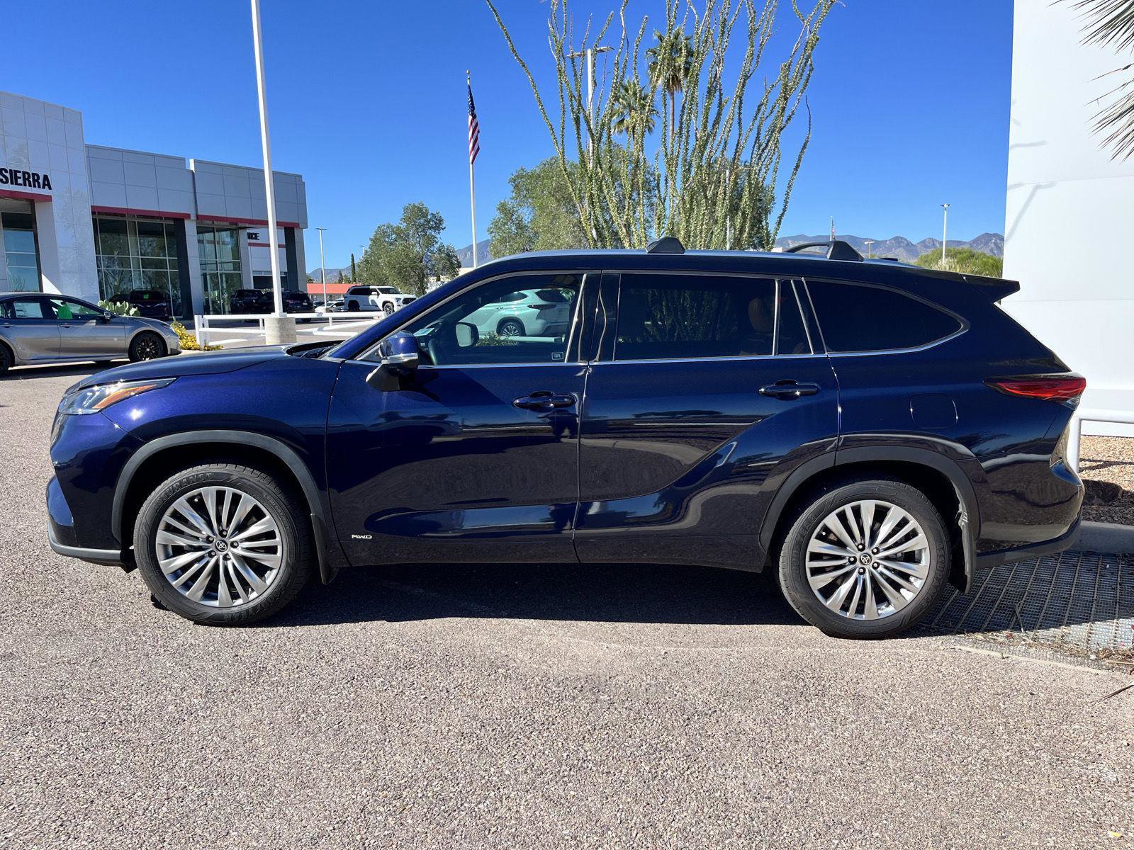 Used 2023 Toyota Highlander Platinum image 2