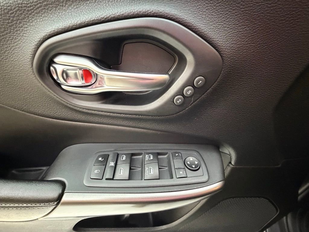 Used 2021 Jeep Cherokee Limited image 26