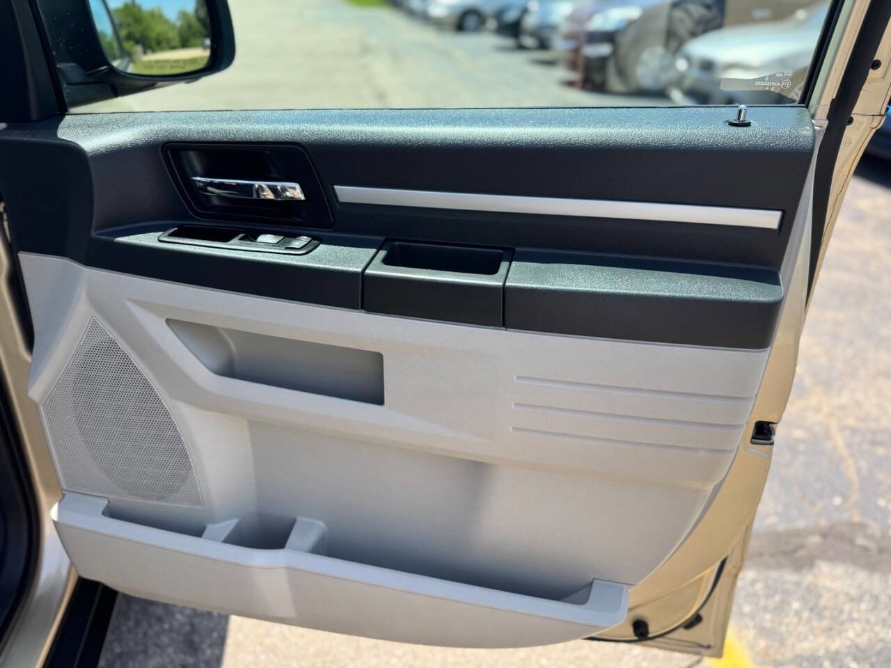 Used 2010 Dodge Grand Caravan SE image 18