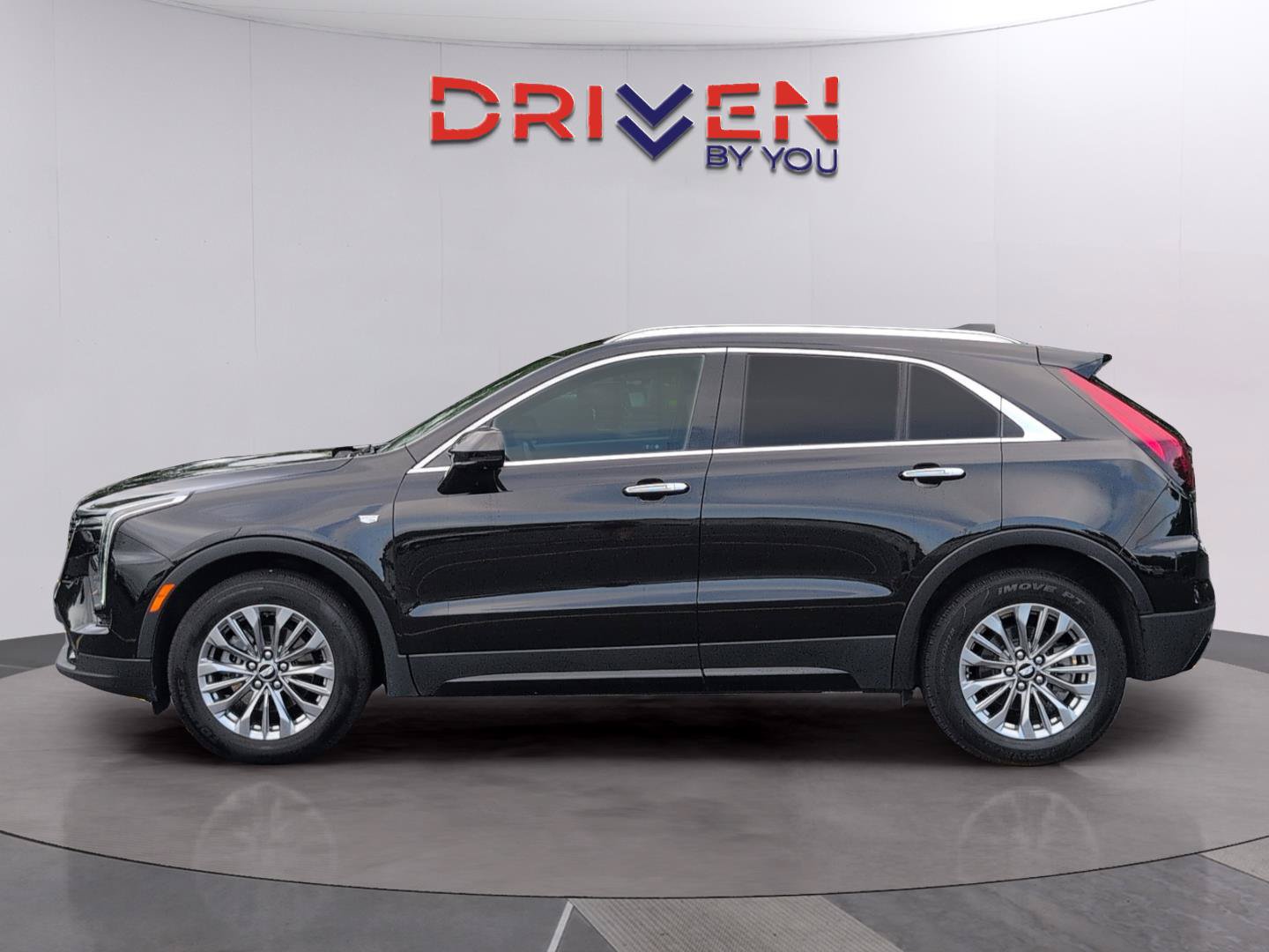 Used 2025 Cadillac XT4 Premium Luxury FWD image 2