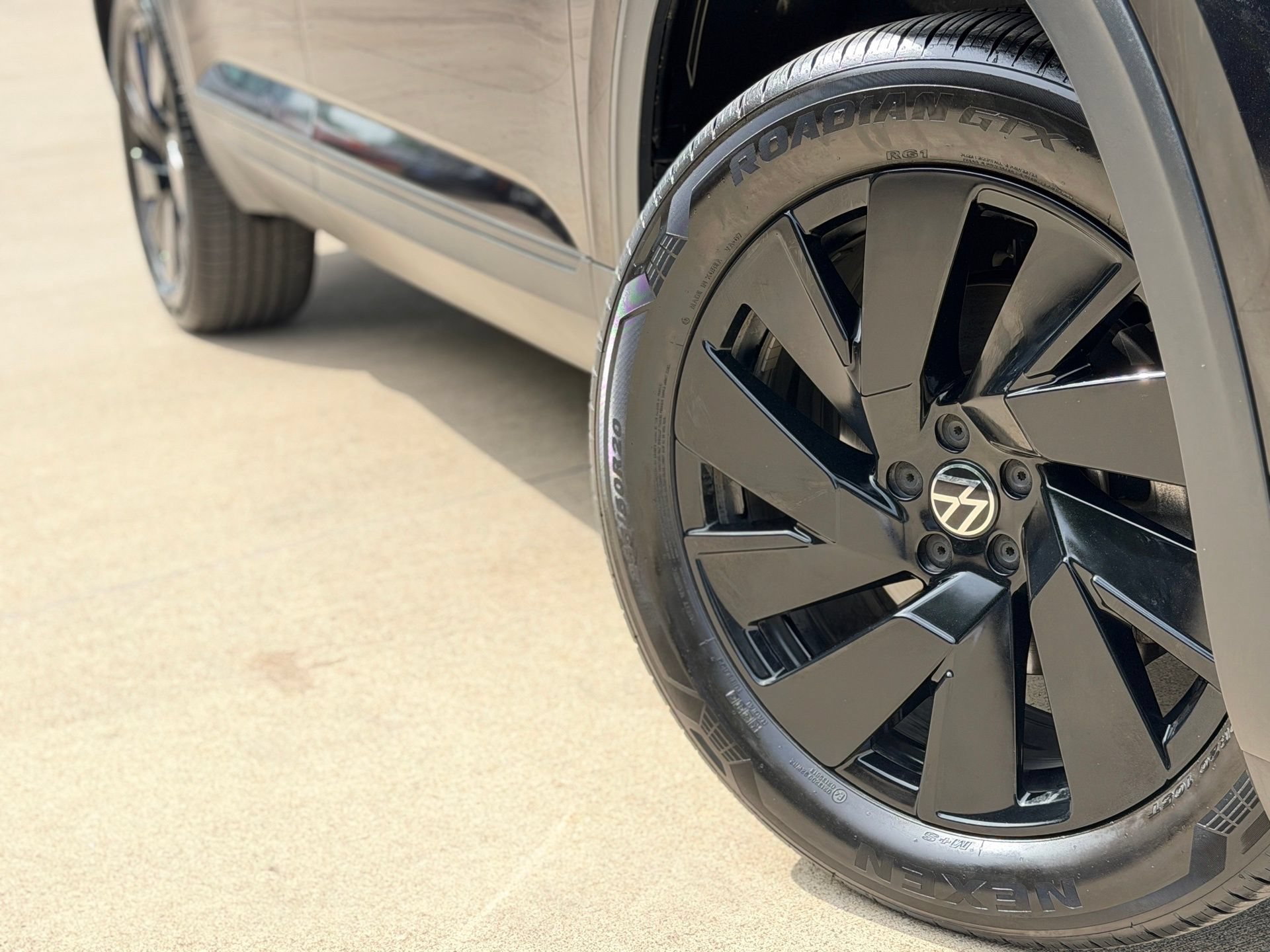 Certified 2026 Volkswagen Atlas SE FWD image 2