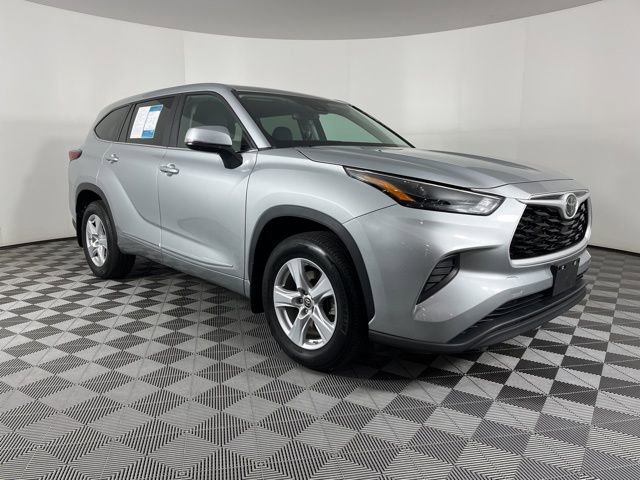 Used 2023 Toyota Highlander L image 2