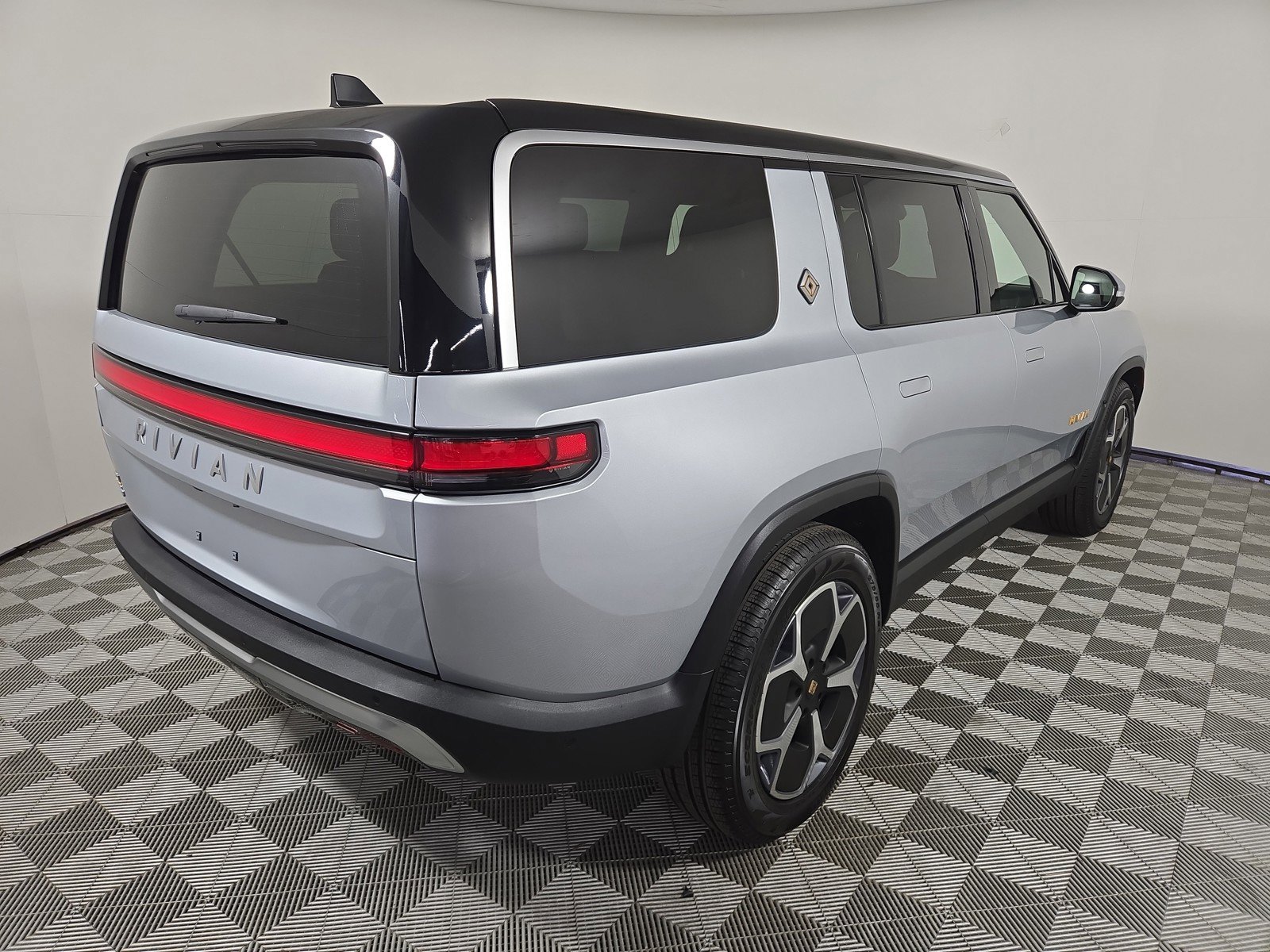 Used 2024 Rivian R1S Adventure AWD/4WD image 5