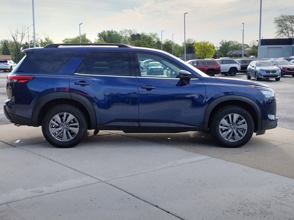 Used 2025 Nissan Pathfinder SV FWD image 4