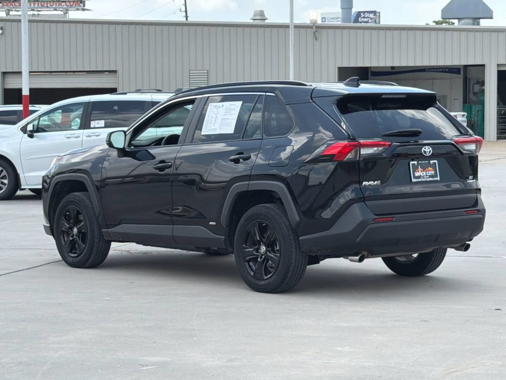 Used 2024 Toyota RAV4 LE AWD/4WD image 4