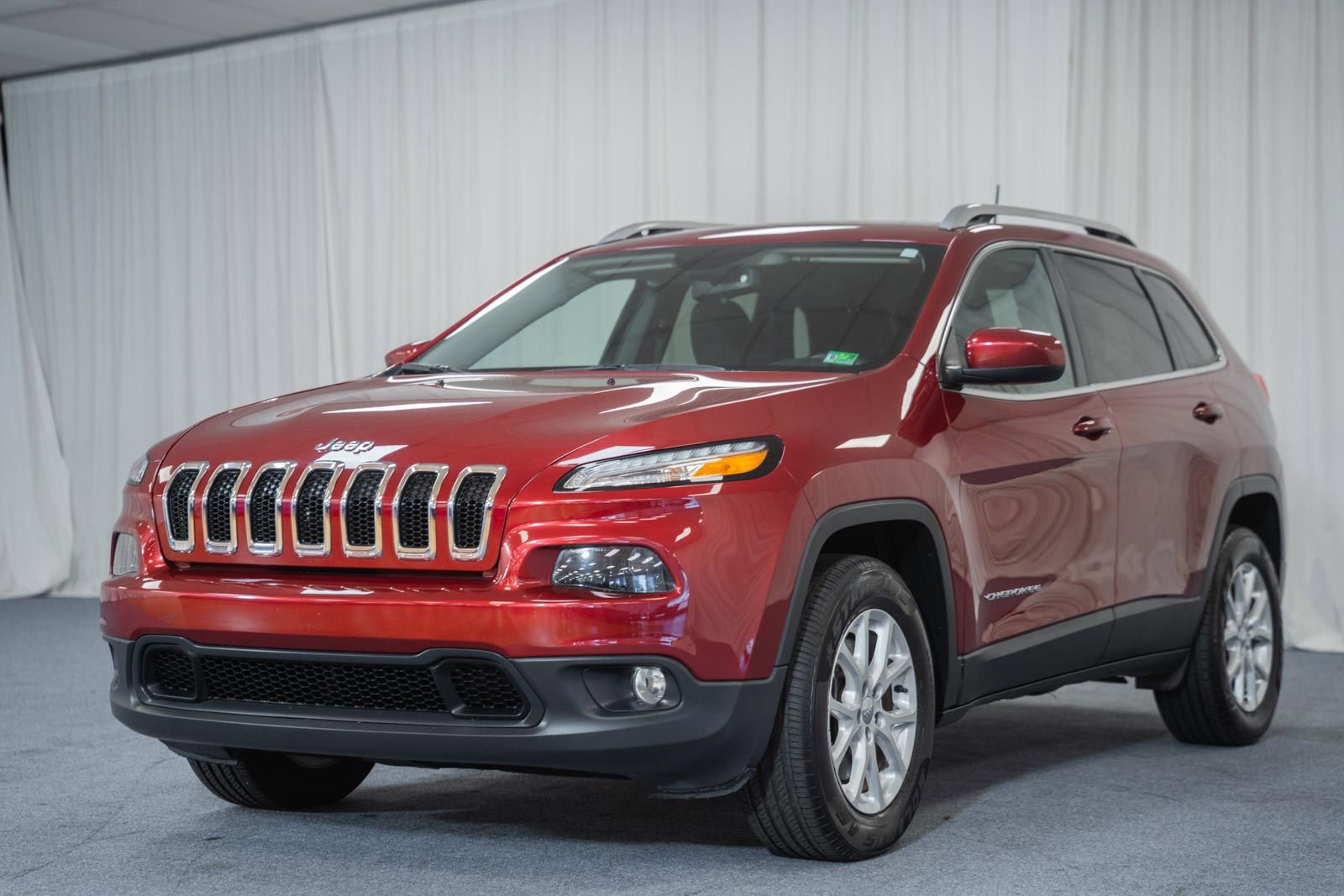 Used 2016 Jeep Cherokee Latitude w/ Cold Weather Group AWD/4WD image 3
