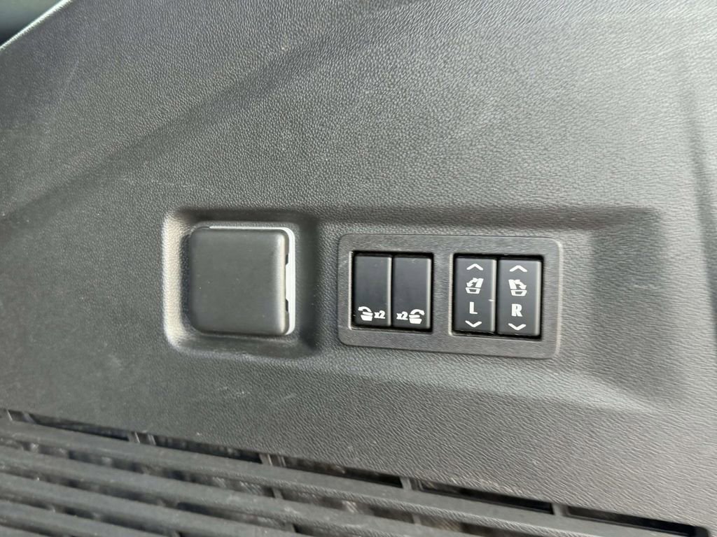 Used 2023 Chevrolet Tahoe Premier AWD/4WD image 15