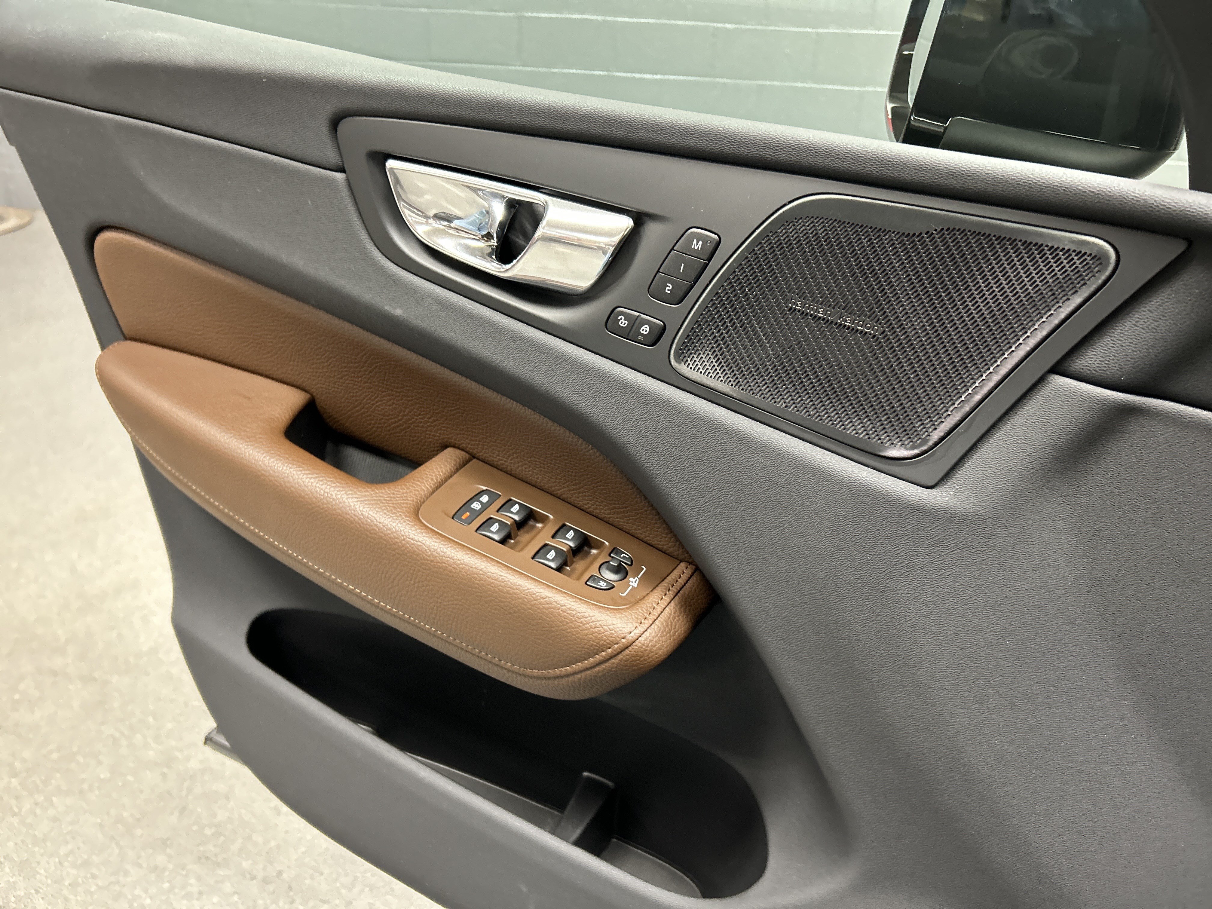 Used 2019 Volvo XC60 T5 Momentum w/ Multimedia Package FWD image 14