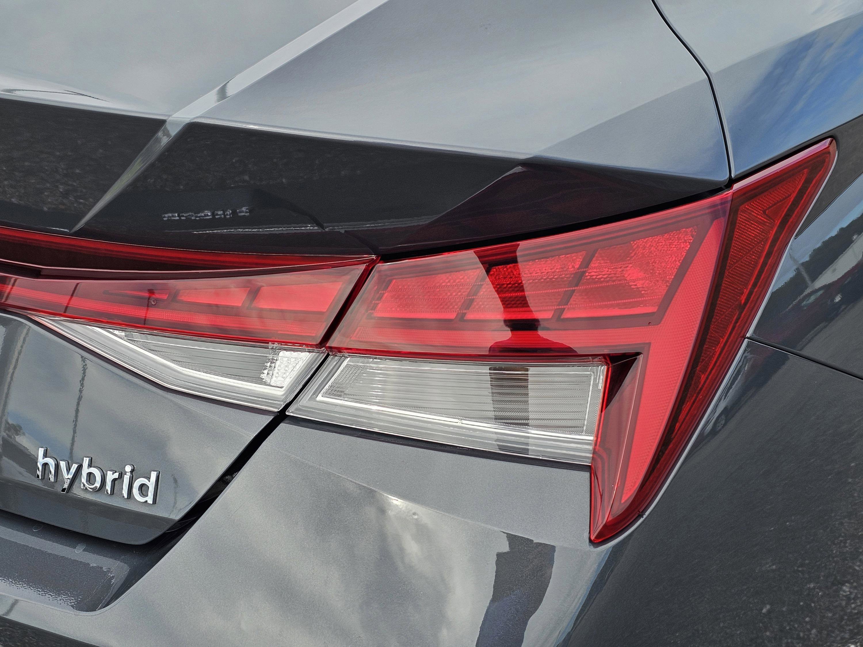 Used 2023 Hyundai Elantra Limited w/ Preferred Accessory Package image 9