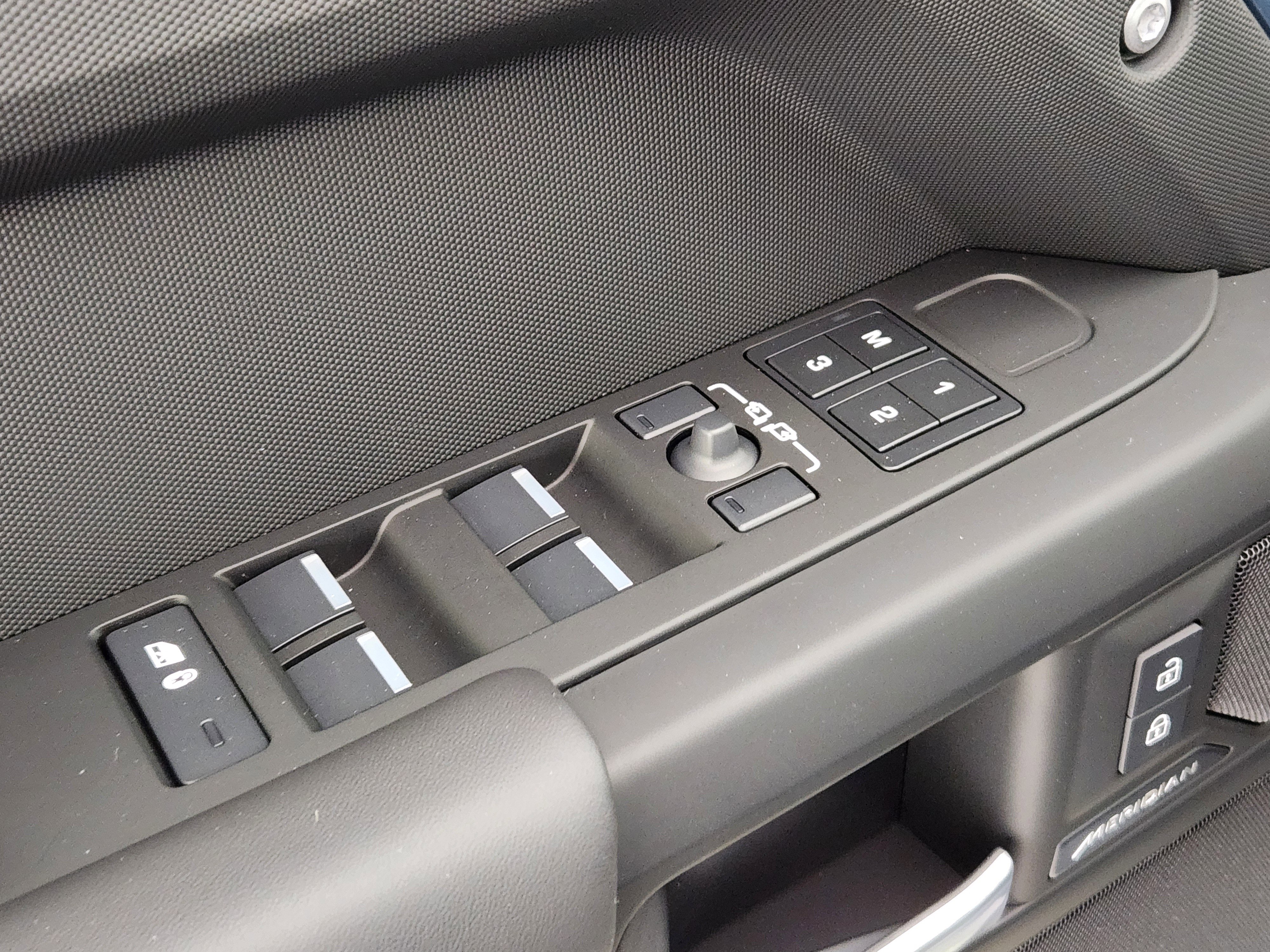 Used 2025 Land Rover Defender 110 S image 17