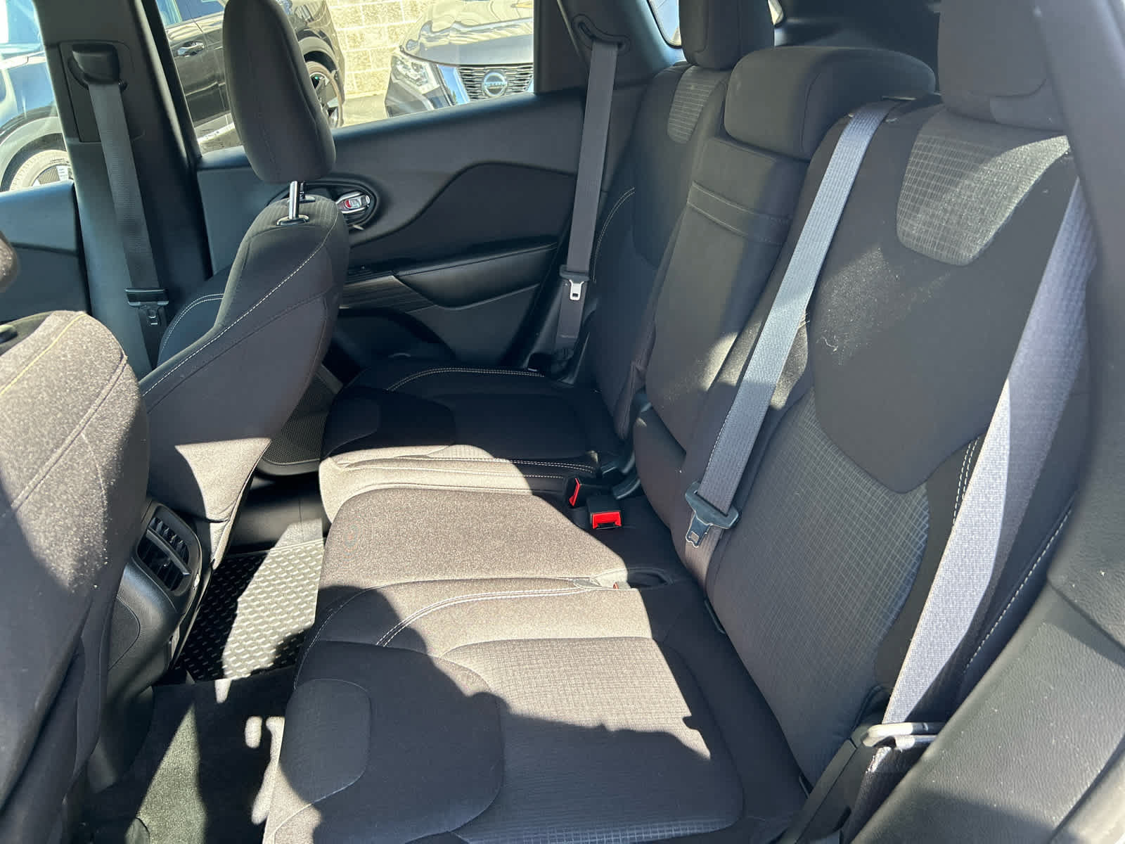 Used 2015 Jeep Cherokee Latitude w/ Cold Weather Group FWD image 20