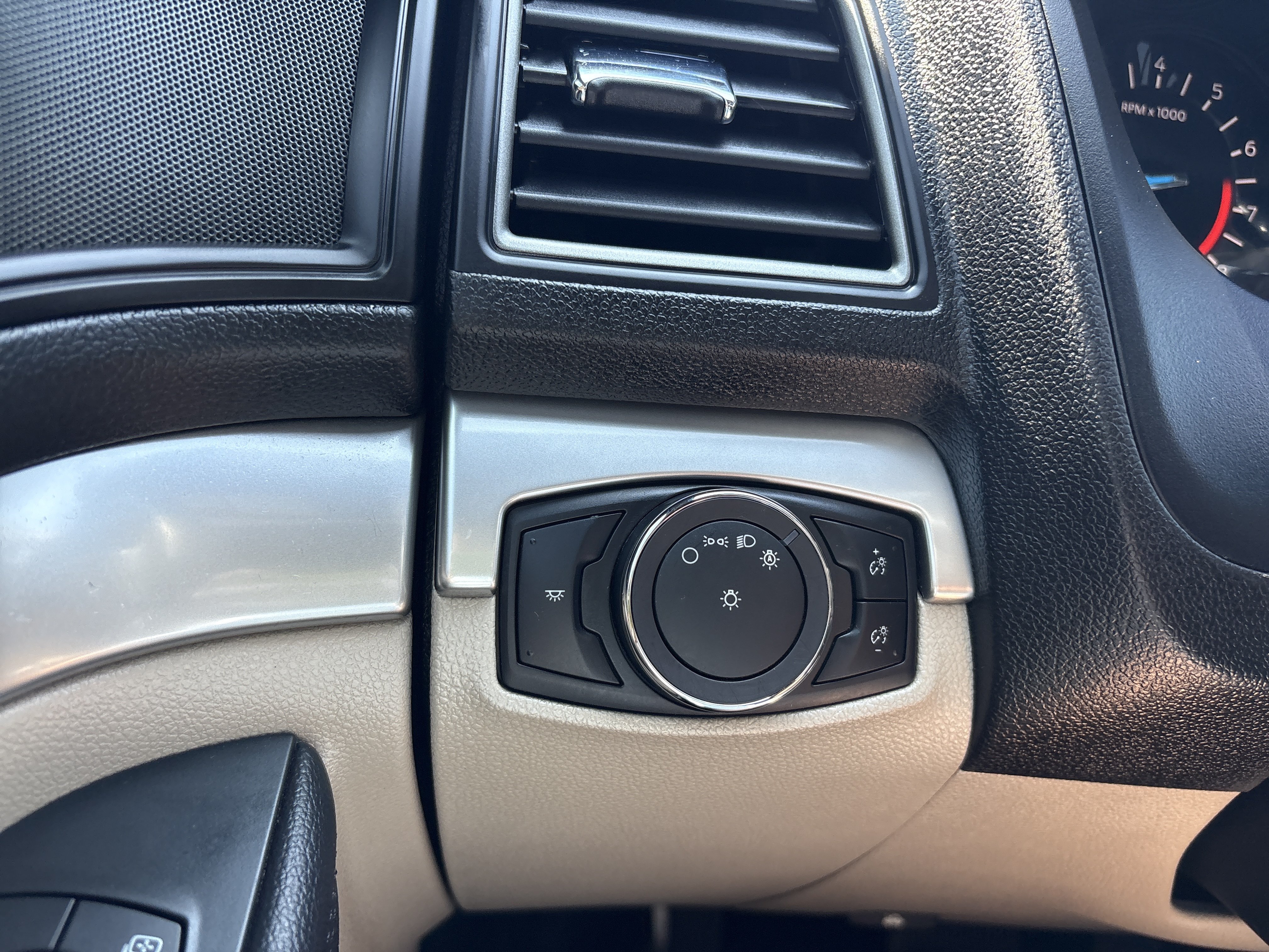 Used 2018 Ford Explorer FWD image 14