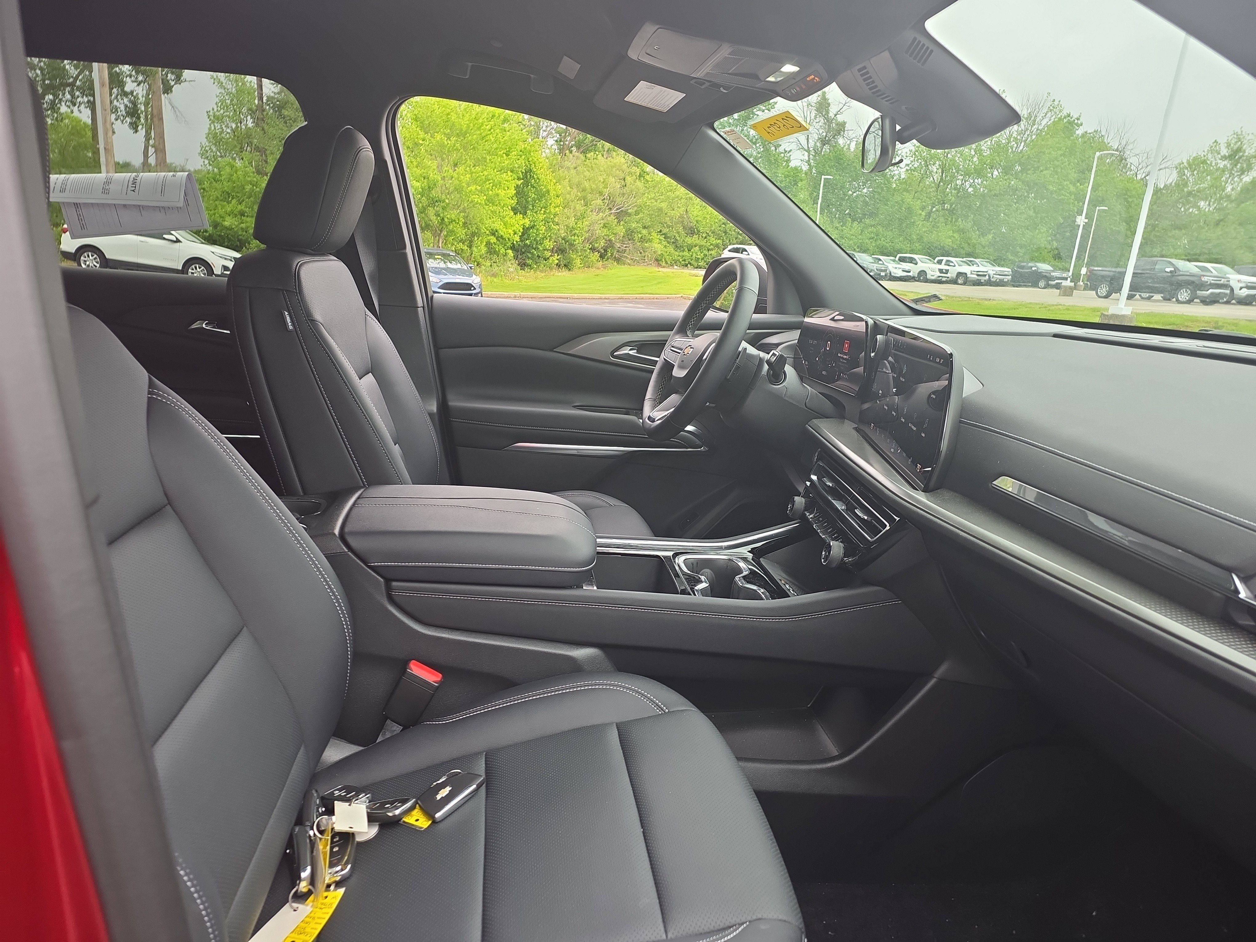 Used 2025 Chevrolet Traverse LT w/ Driver Confidence Package FWD image 9