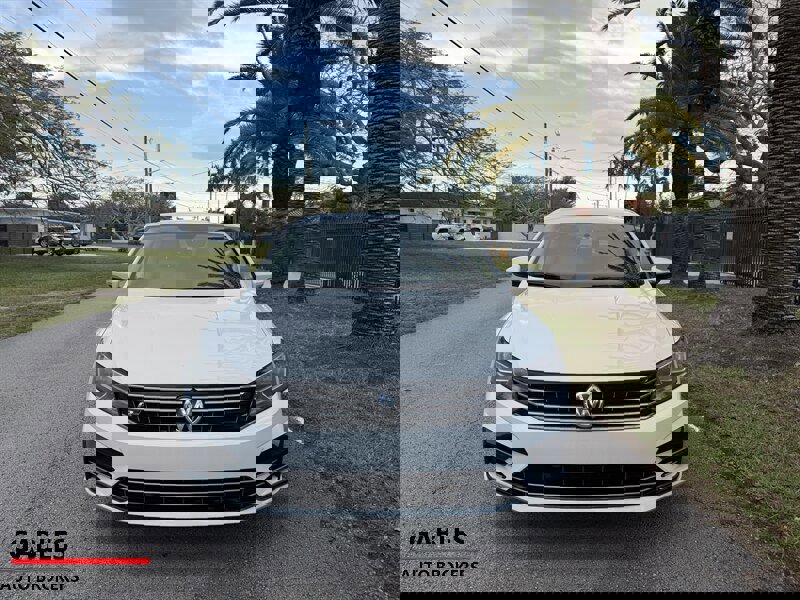 Used 2017 Volkswagen Passat 1.8T R-Line image 3