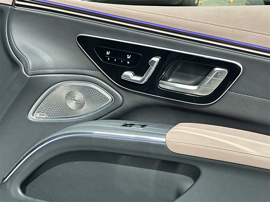 Used 2023 Mercedes-Benz EQS 580 4MATIC Sedan w/ Exclusive Trim Package image 17