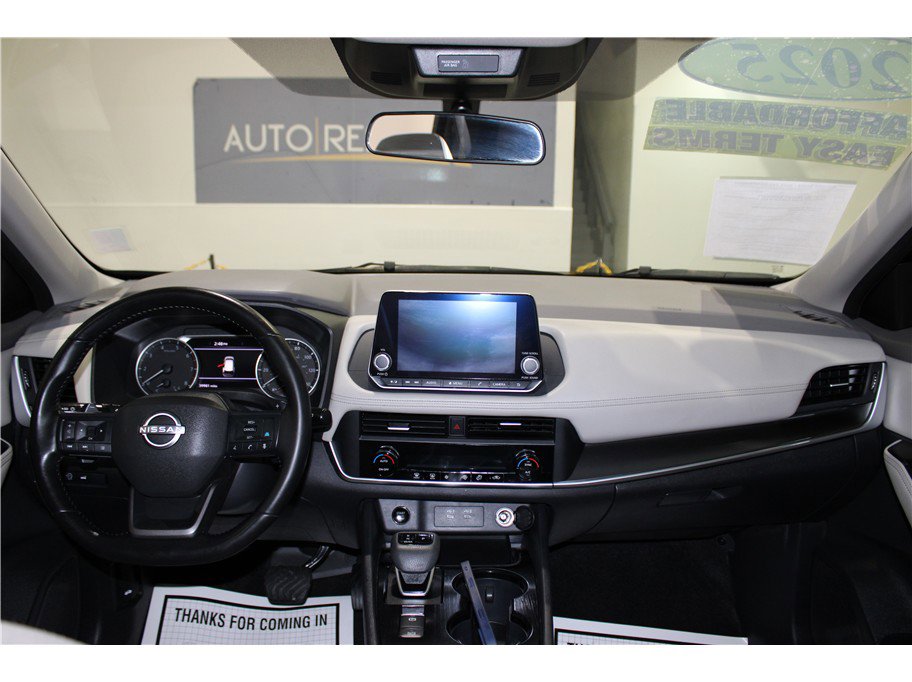 Used 2025 Nissan Rogue SV image 14