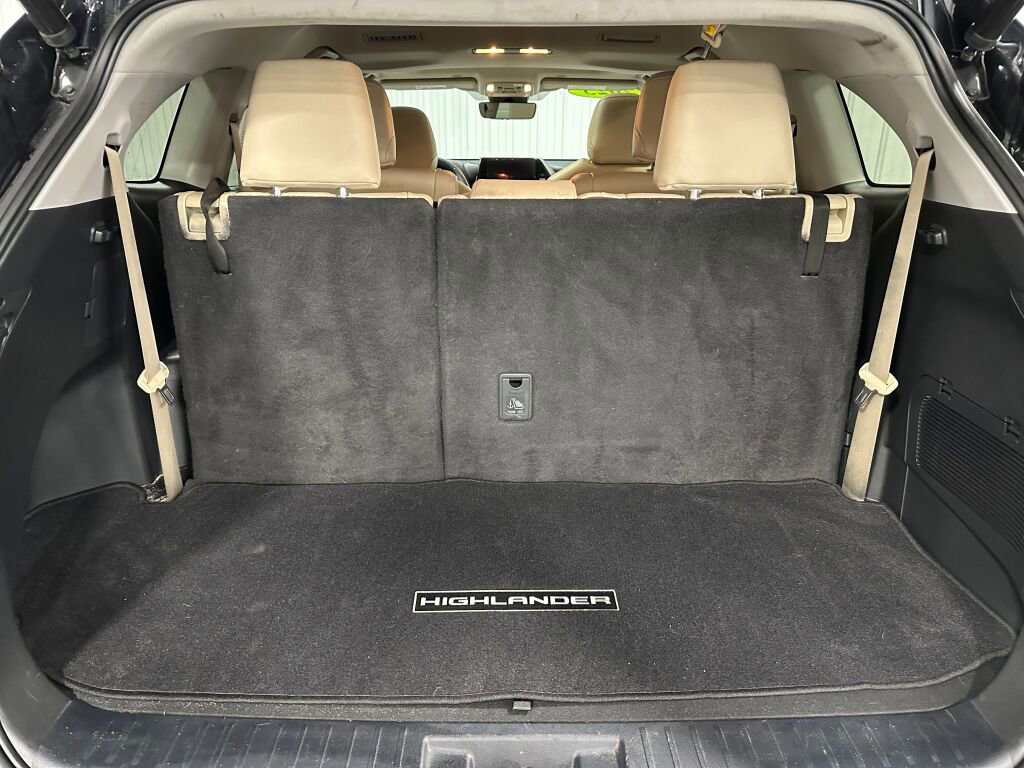 Used 2023 Toyota Highlander XLE AWD/4WD image 12